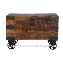Boîte en bois antique avec roue
